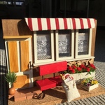 ミニチュア   街角  赤いベンチのあるカフェ