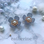ワンコイン！グレーのお花ピアス♥︎金属アレルギー対応