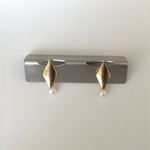 ひし形ゴールドにパールのピアス