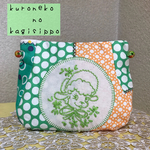 ひつじ刺繍のバネ口金ポーチ