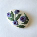 蕾の花 刺繍 ブローチ ブルー