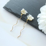 SALE☆*2163*。Flower。 earring／pierce（ホワイト）
