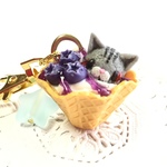 フェイクスイーツ*サバトラ猫ちゃんアイス*ワッフルコーンカップ*ナスカンチャーム*スイーツデコ