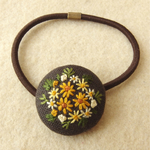 カラシ色の小花刺繍 くるみボタンヘアゴム