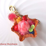 ワッフルボウルアイスのチャーム(ストロベリー)