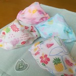 トロピカル柄小さめマスク4枚セット・小学生でもいける大人用B