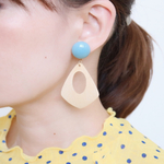 ［新色］ナチュラルウッド×くすみブルーのイヤリング（ピアス）