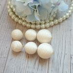 生成り＆ラメのボンボンイヤリング