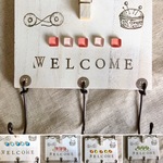 【ガラスタイル・セミオーダー】WELCOME＊壁面３連フック(ホワイト)