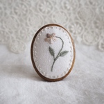 木枠のビオラ刺繍ブローチ(oval)