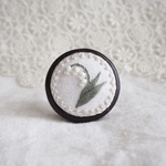  木枠のすずらん刺繍ブローチ(circle)