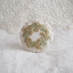 ミモザリースの刺繍ブローチ