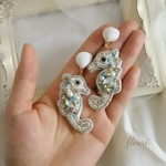    海をゆらゆら漂うタツノオトシゴ   ピアス orイヤリング  