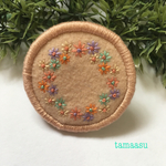 カラフル小花の刺繍ブローチ✴︎375