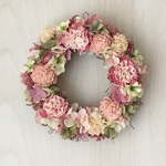 ピンクの紫陽花でふんわりリース