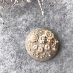 40mmビーズ刺繍ブローチリネン