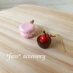 マカロンとチェリーチョコのピアス