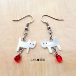 ホワイトシェル猫とチェコ雫ピアス<シルバー>