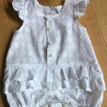 白いコットンレースのロンパース