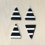 TRIANGLE BLACK WHITE BOARDER CHARM