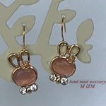 キャッツアイストーンのうさぎピアス