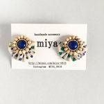 ［イヤリング］青カボションフリルビーズ刺繍