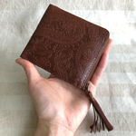 コンパクト財布【GLANCE】ペイズリー型押し・ブラウン