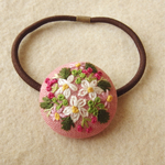 白とピンク小花のブーケ刺繍 くるみボタンヘアゴム