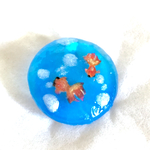 ☆夏の金魚と光る水☆ ブローチ ♡（夜光・蓄光青色使用♡）