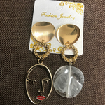 顔ピアス 今流行りの顔ピアス