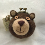 羊毛フェルトがまぐち クマこげ茶 (中)