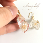 白いお花の鉱石ピアス