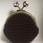 かぎ針編みのがま口（チャイロ）