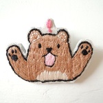 クマさんビックリ！　刺繍ブローチ