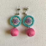 丸い刺繍と巻き玉のピアス(ピンク)