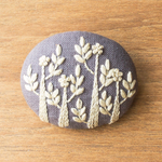 4本の立木の手刺繍ブローチ