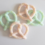 在庫グリーンのみ   丸洗いOK︎♡ プレッツェル  シリコン歯固め