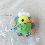 ラナンキュラス咲くブローチ◆セキセイインコ◆羊毛フェルト刺繍◆インコ