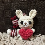 ハート抱っこ♡うさちゃんキーホルダー