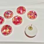 シェル フレーク ホワイト ピンクマルチ カボション チャーム 18mm   8個
