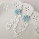 アイスブルーのタティングレースと白レースのピアス