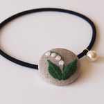 [受注制作]刺繍のくるみボタンのヘアゴム（スズラン）