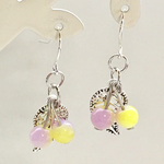ホワイトベージュのファーボールピアス