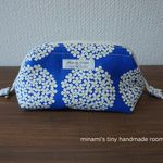 再５♥　お試し価格♡　ワイヤー口金使用　ガバッと開くポーチ　サークルフラワー柄　ロイヤルブルー
