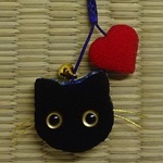 ちりめん根付け　ねこ  (黒猫&ハート) 