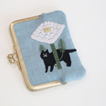 手刺繍リネンスクエアがま口ポーチ（大きな花・黒猫）