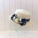 花とおでかけ白いカンカン帽：紫陽花＆スズラン・バラ  　 