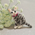 羊毛のこねこブローチ