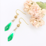 キラキラ緑鉱石のレジンピアス