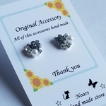 Flowerとビジューの一粒ピアス(薄紺)